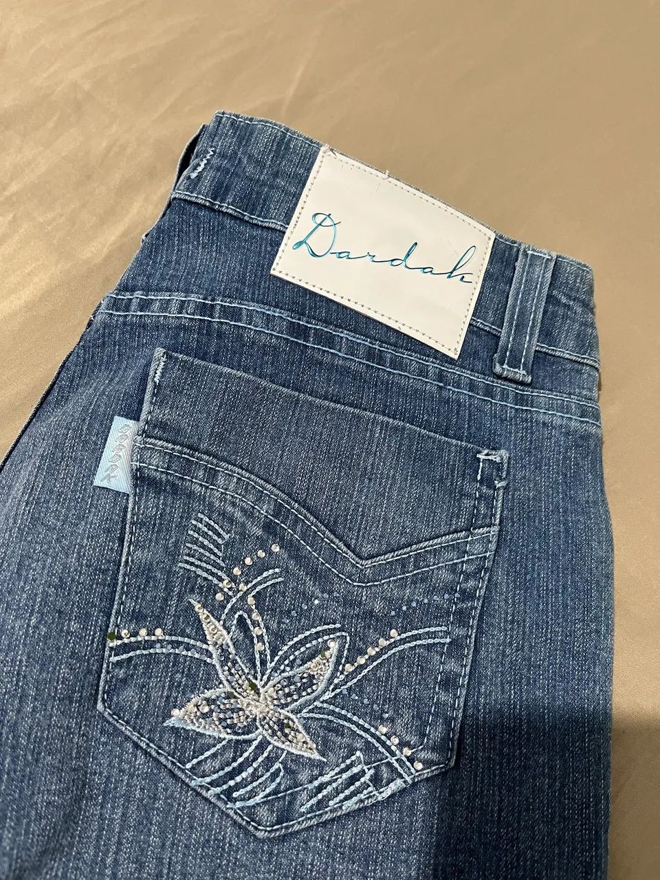 Calça jeans feminina com detalhe bordado* - Foto 3