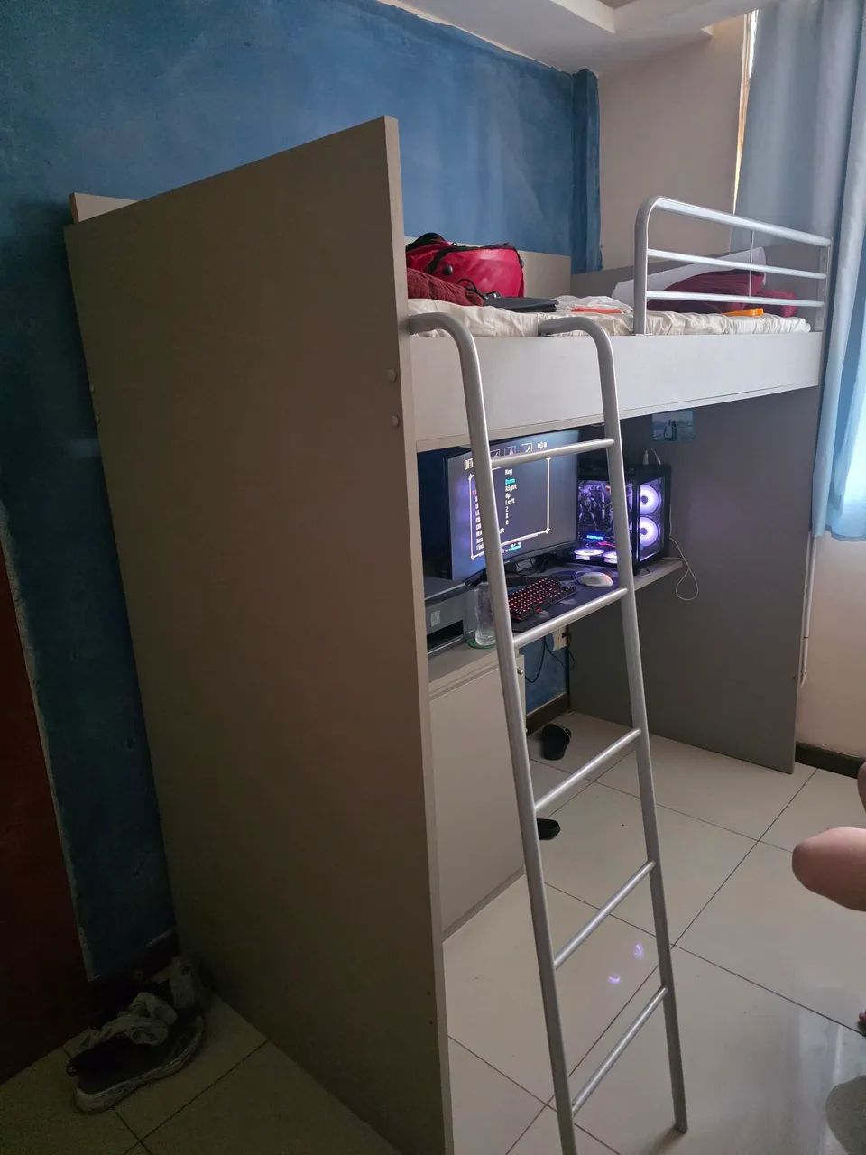 Cama com mesa de computador 
