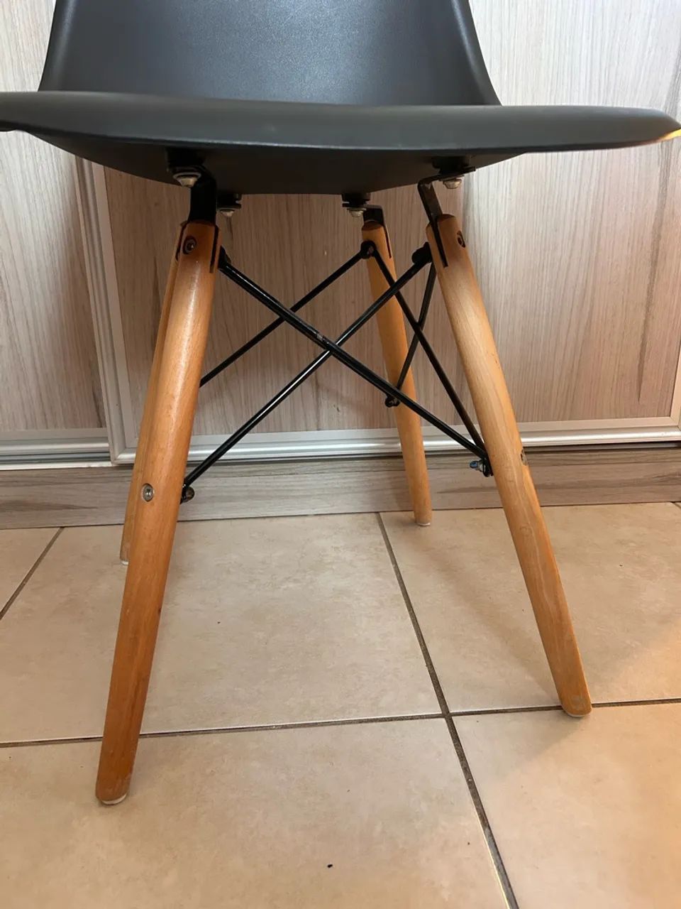 Cadeira Charles Eames Eiffel Preta - Pés de Madeira - Foto 3