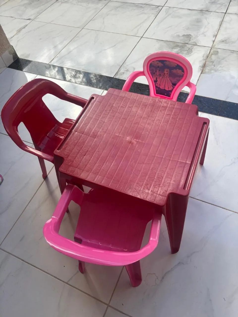 JOGO DE MESA INFANTIL (MESA MAIS DUAS CADEIRAS) - Foto 3