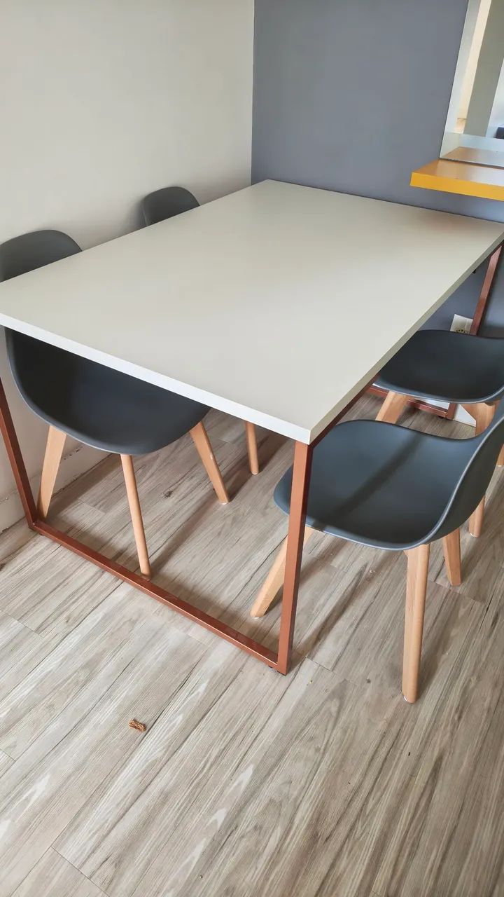 Mesa de madeira com 4 cadeiras 