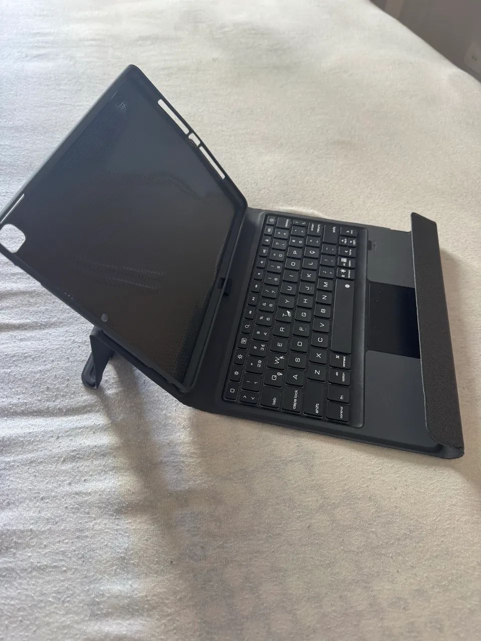 Capa com teclado para Ipad 9 - Foto 3