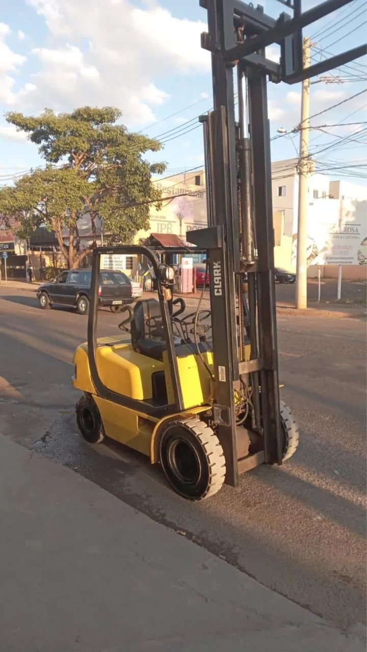Empilhadeira Clark 2500 ton torre triplex a diesel completa