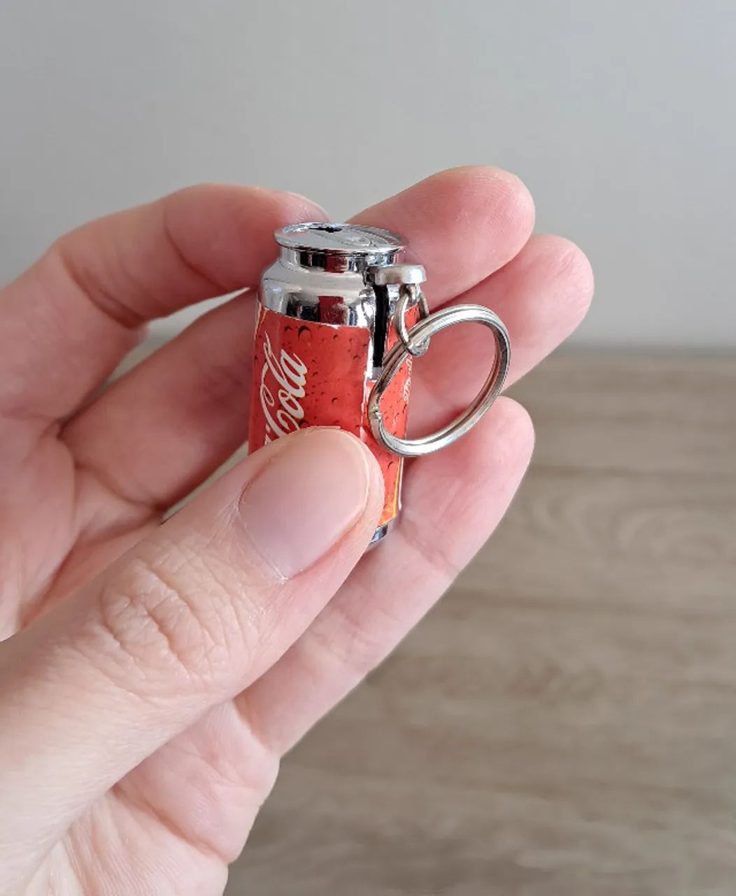 Isqueiro Coca-Cola Latinha Miniatura - Foto 2