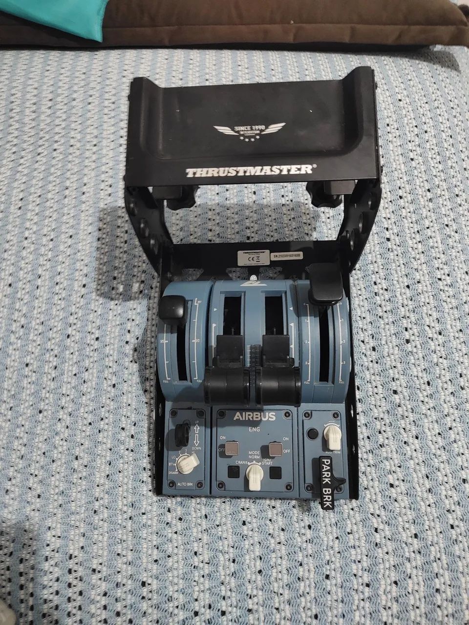 TCA Airbus thrustmaster com Flaps, freios aerodinâmicos é suporte de mesa.