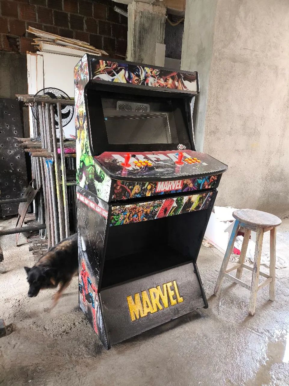 Bancada de fliperama retro.