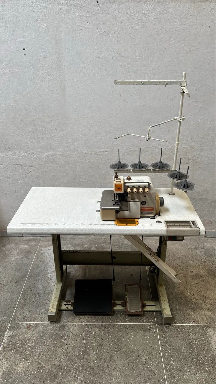 Máquina de costura interlock (siruba)