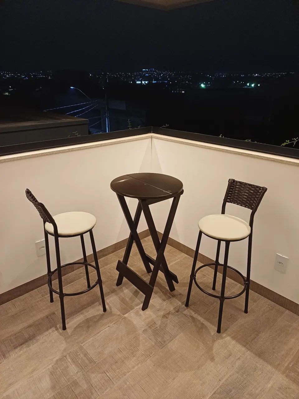 Mesa bistrô com banquetas