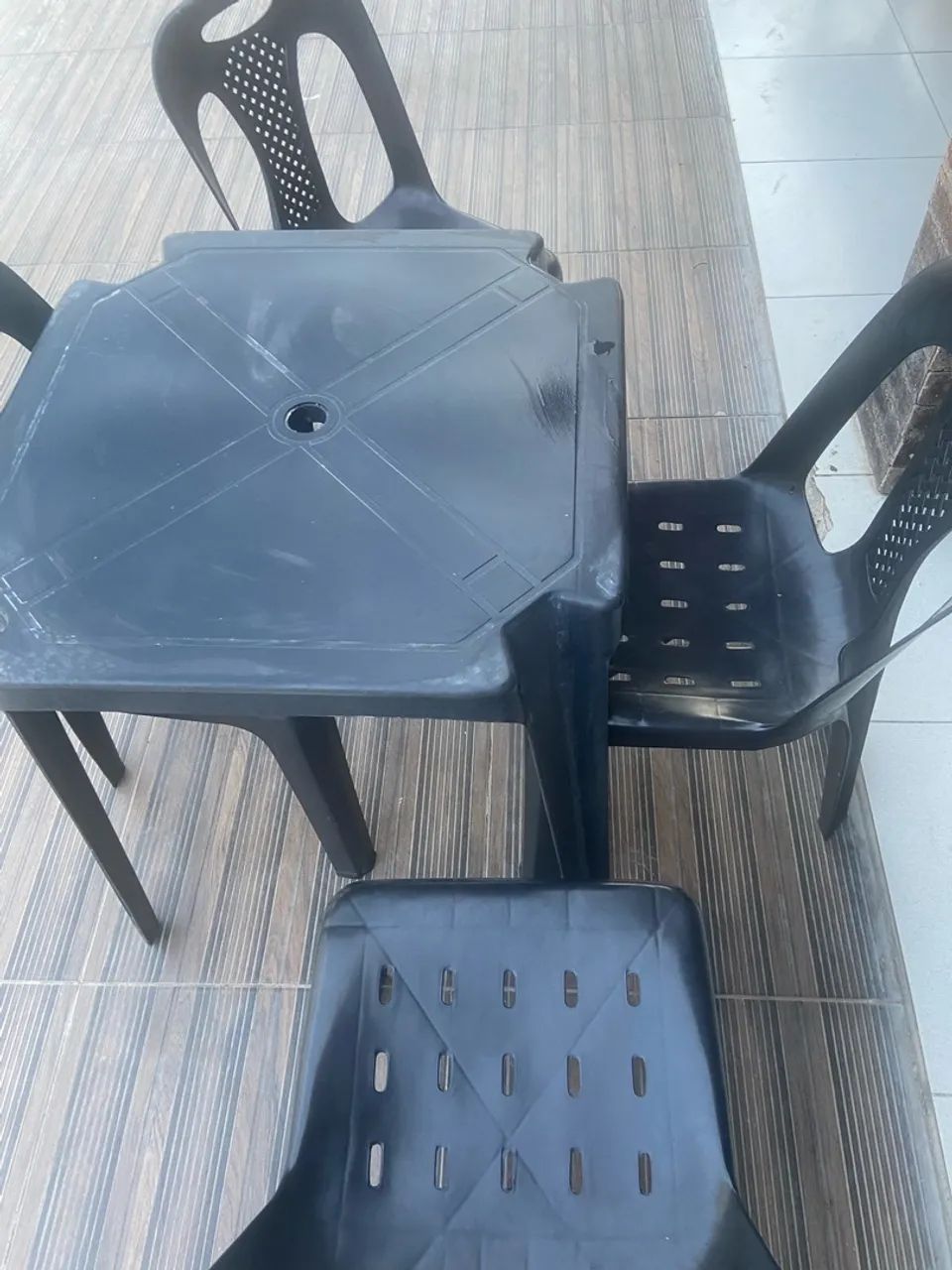 Mesa com 4 cadeira