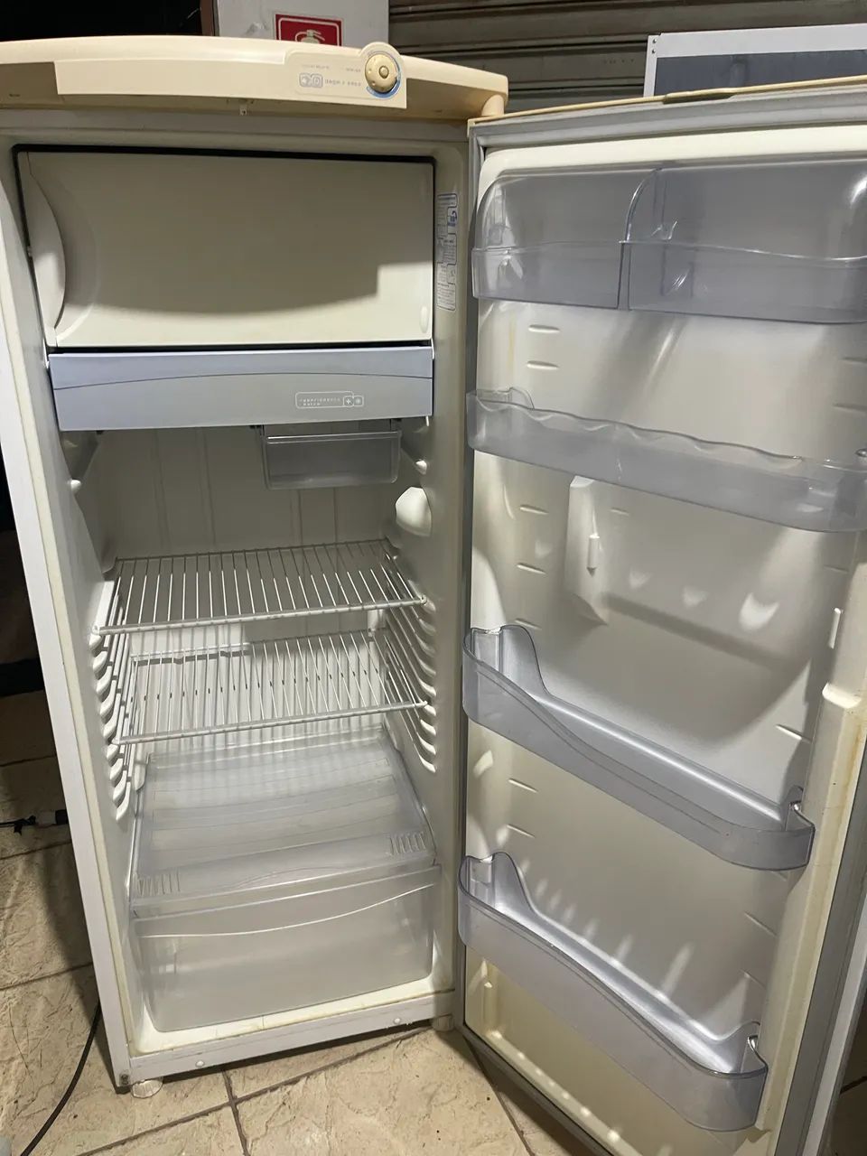 Vendo geladeira toda original!! - Foto 2
