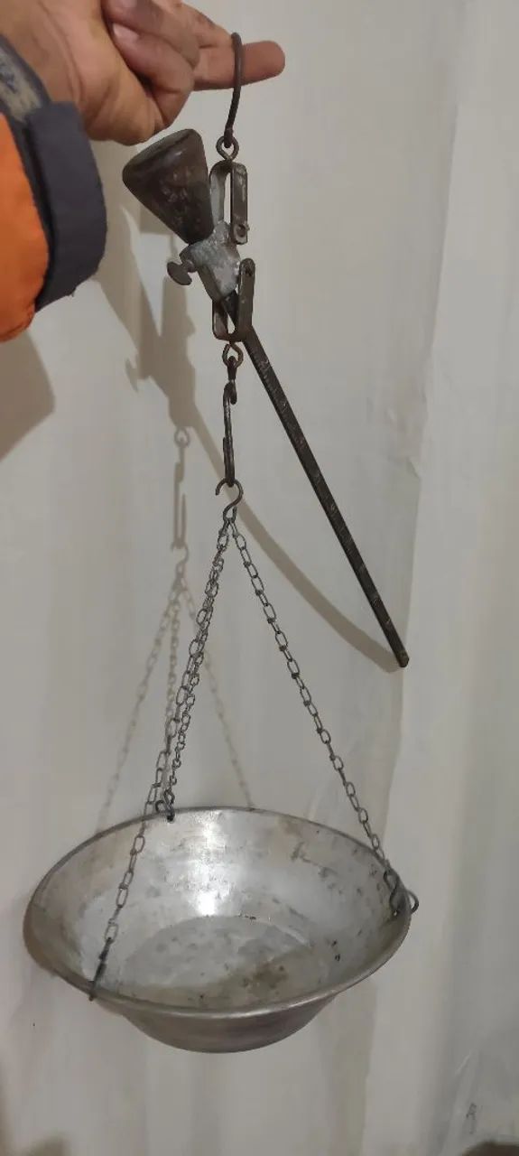 BALANÇA mão ANTIGA USO/DECORAÇÃO  - Foto 5
