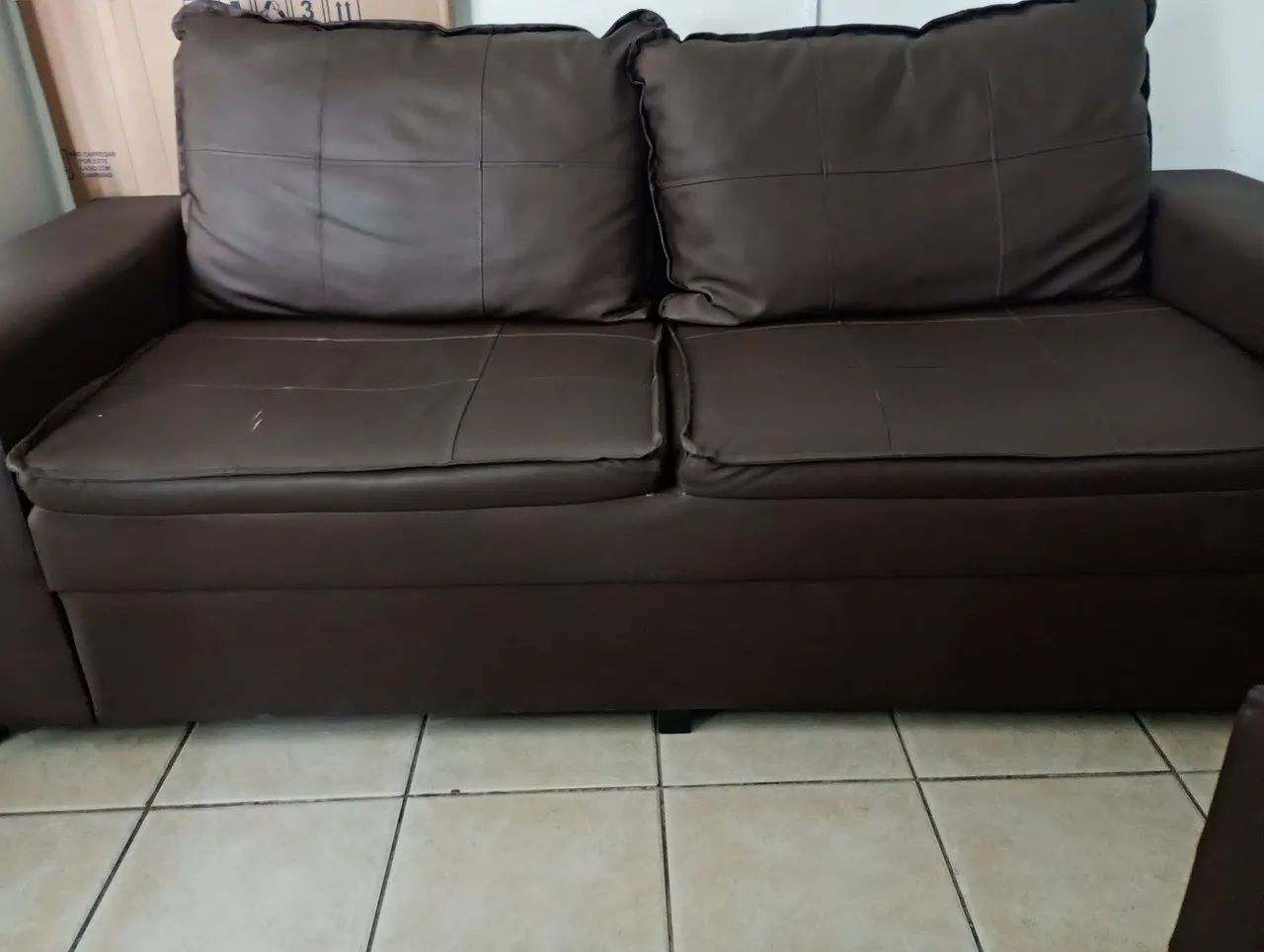 Vendo jogo de sofá 2 e 3 lugares! Valor 480,00 ! Com pequeno defeito! Fácil de limpar! - Foto 4