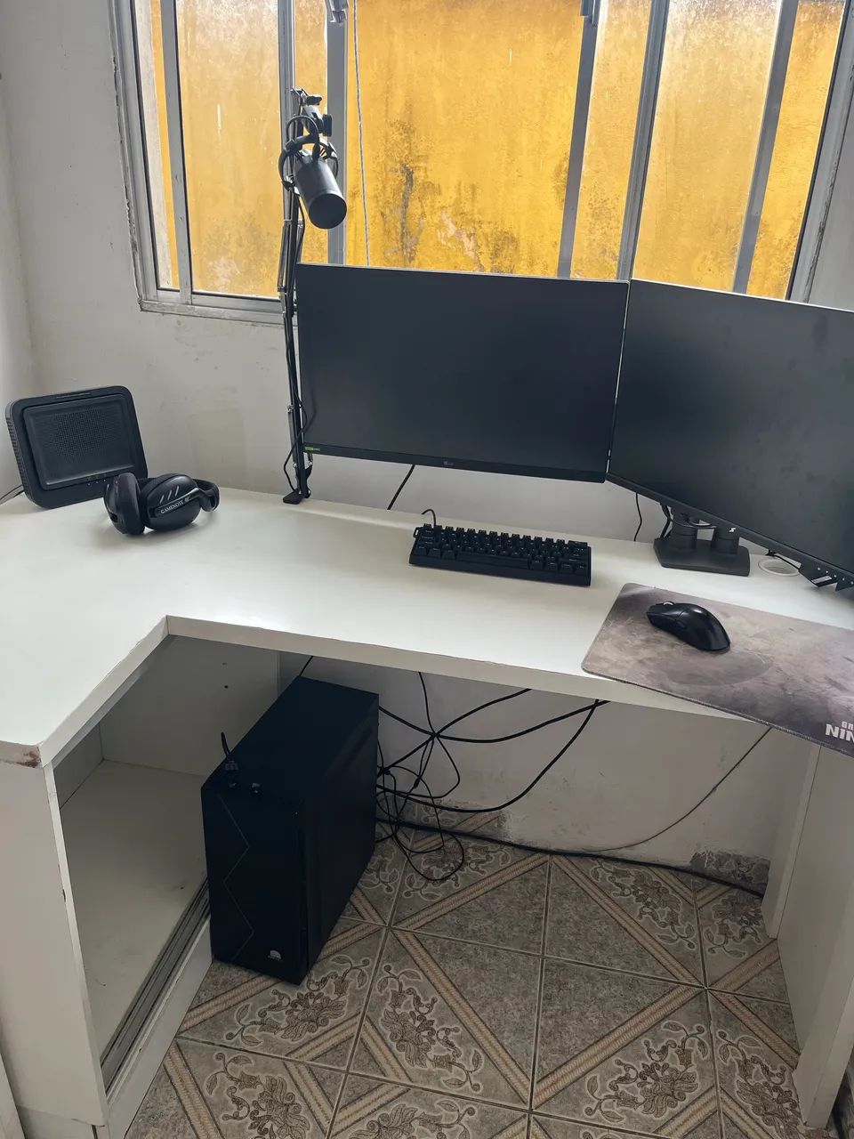 Mesa de escritório e computador  - Foto 2