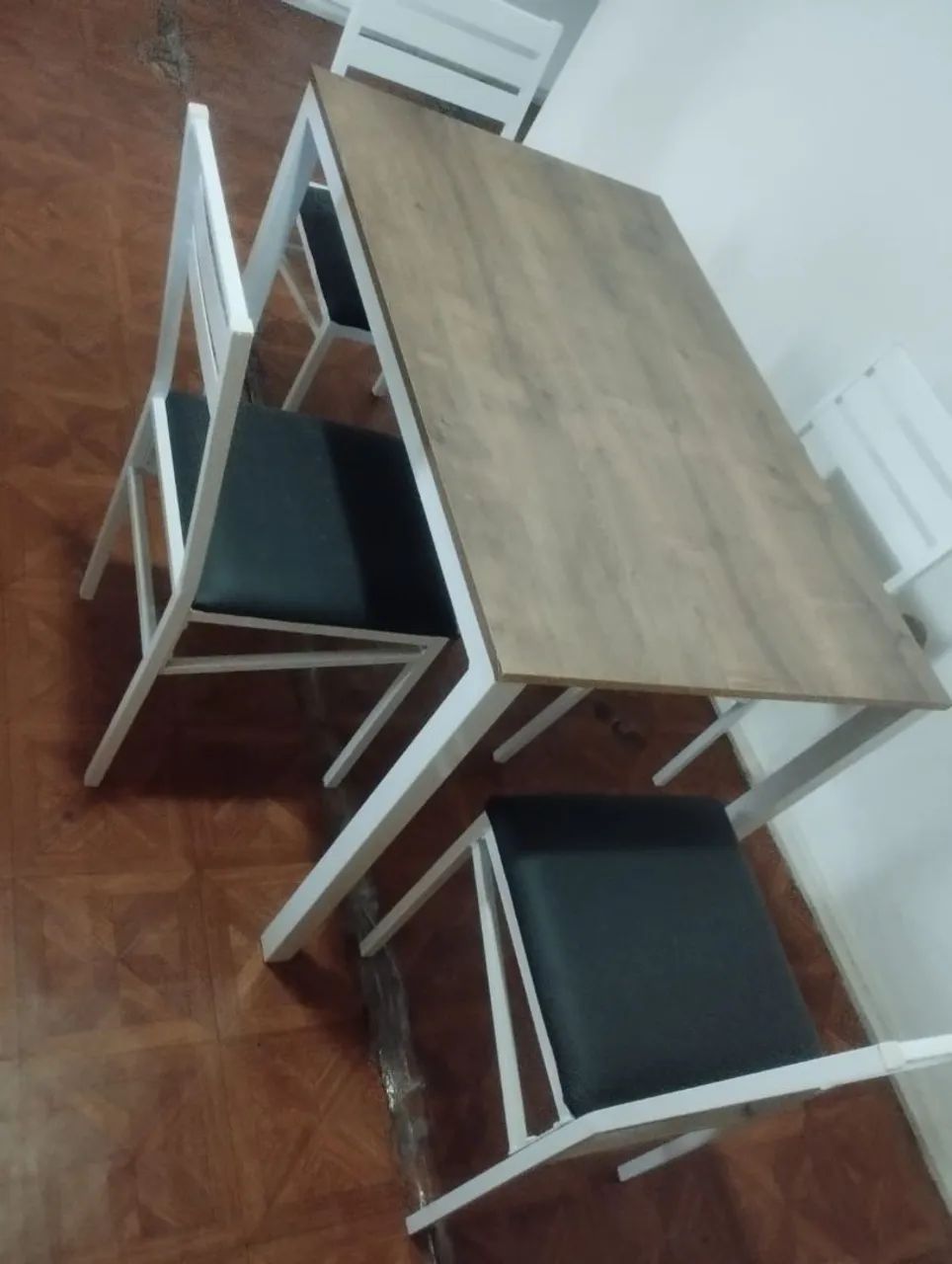 Mesa com 4 cadeiras, excelente estado! 65581381134211121