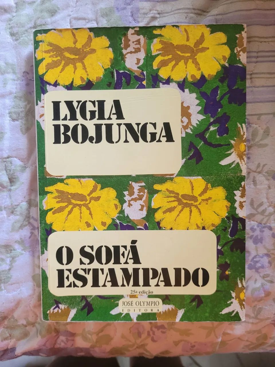 Livro o sofá estampado 