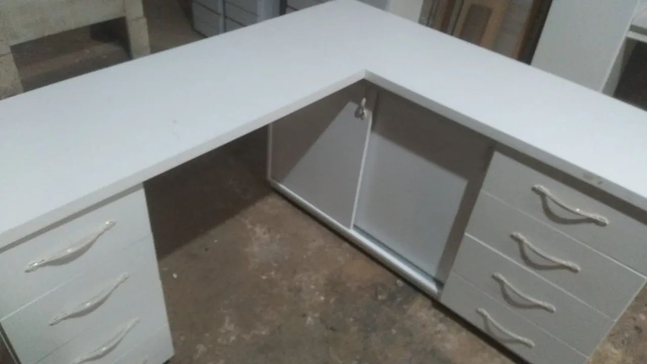 Mesa em L  com armário embutido  