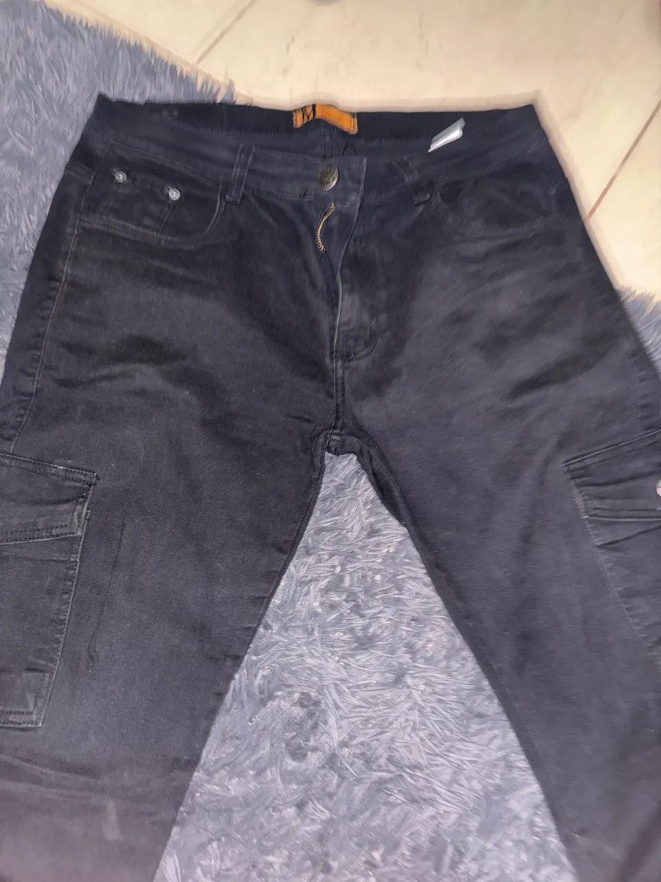 calça jeans com bolsos laterais  - Foto 3