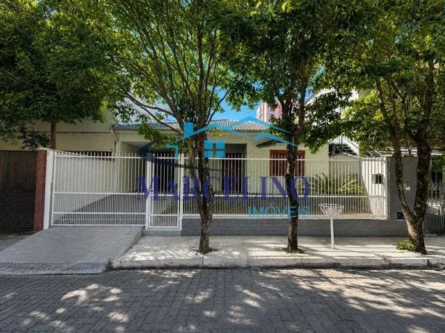 Linda casa com ótima localização! - Foto 2