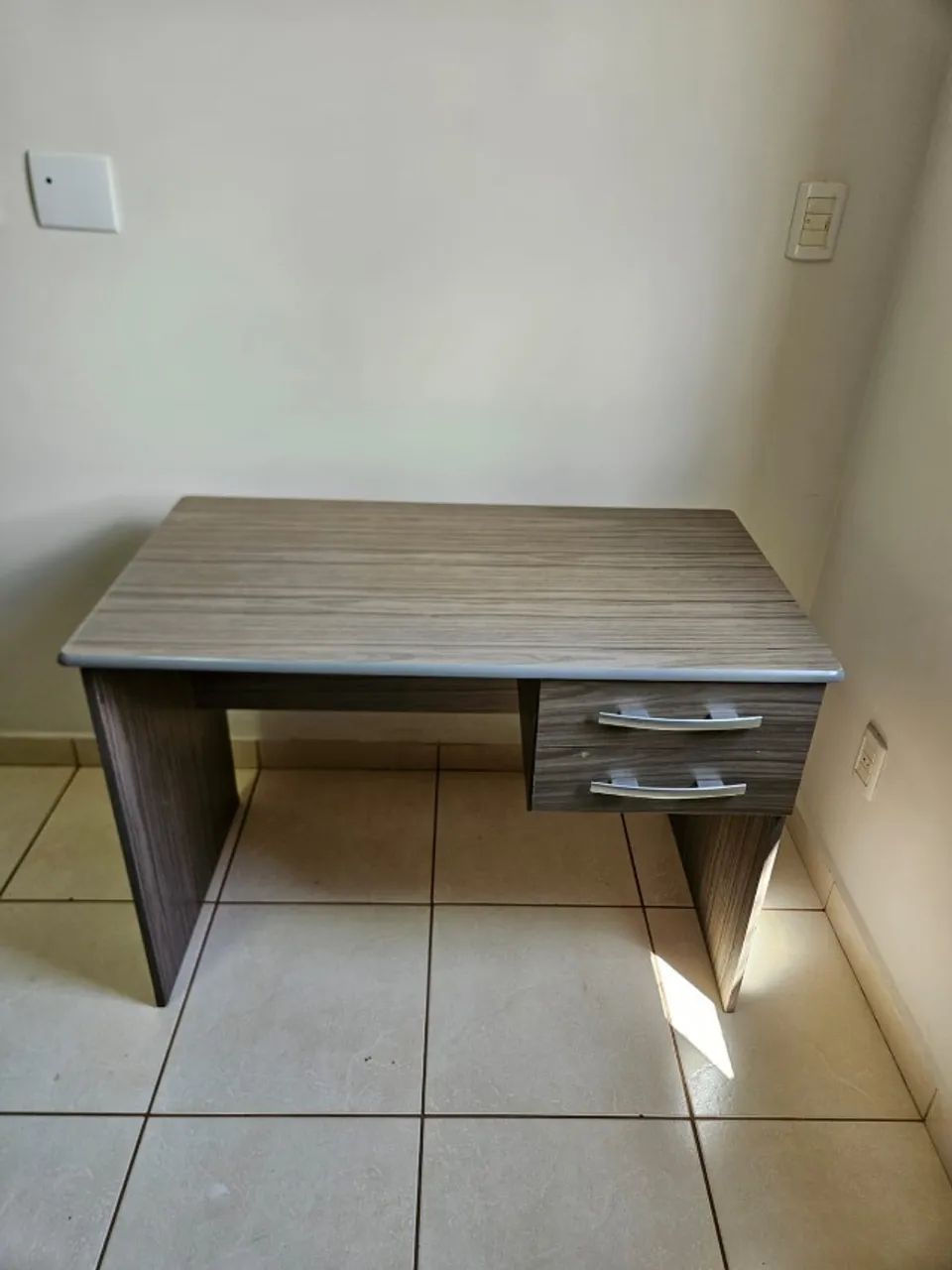Escrivaninha com Gavetas