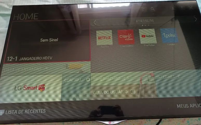TV LG de 49 polegadas com imagem distorcida e linhas verticais na tela. - Foto 2