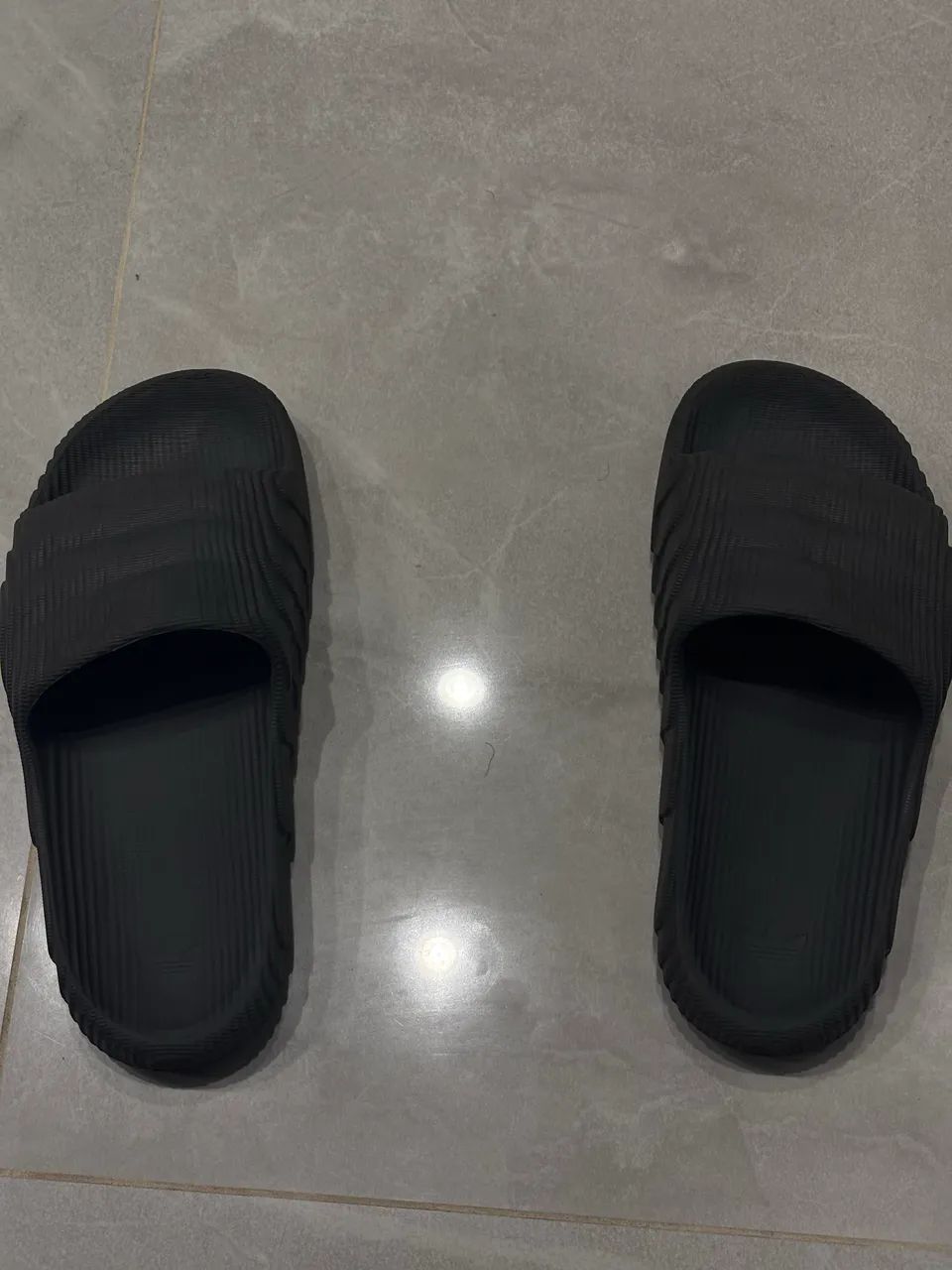Chinelo da Adidas - adilette 22 cinza - Foto 2