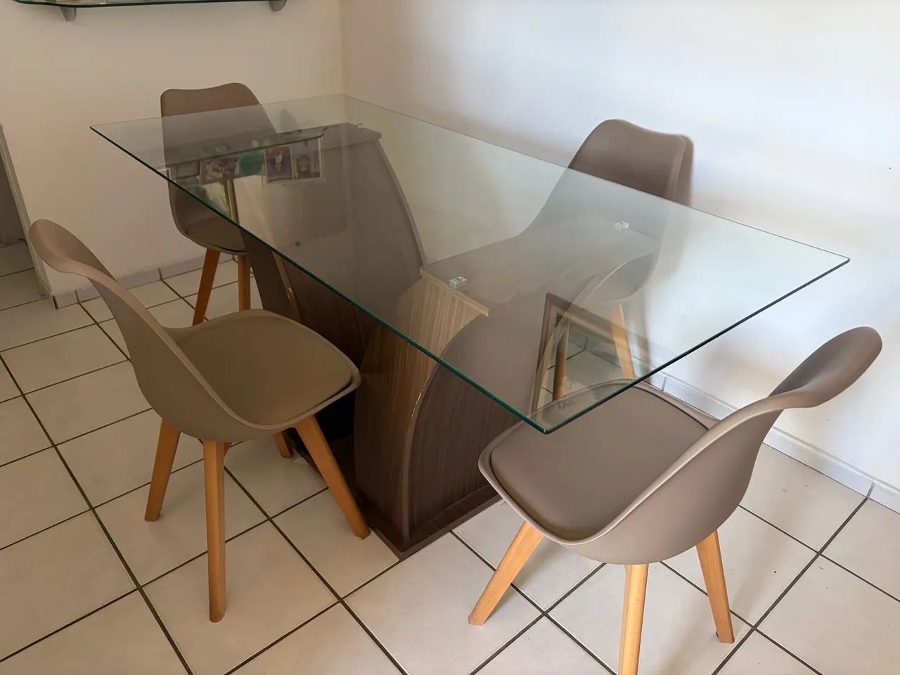 Mesa de vidro com 4 cadeiras - Foto 2