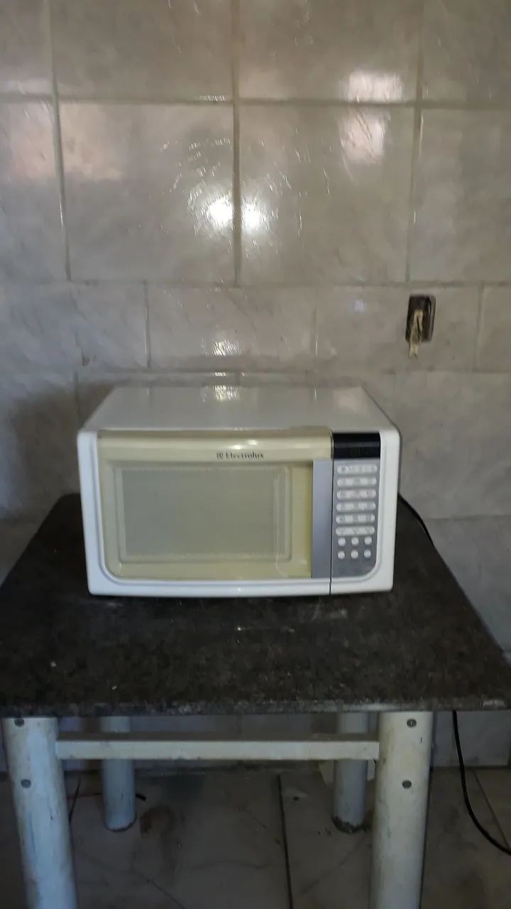 Microondas Electrolux 30 litros funcionando perfeitamente. 