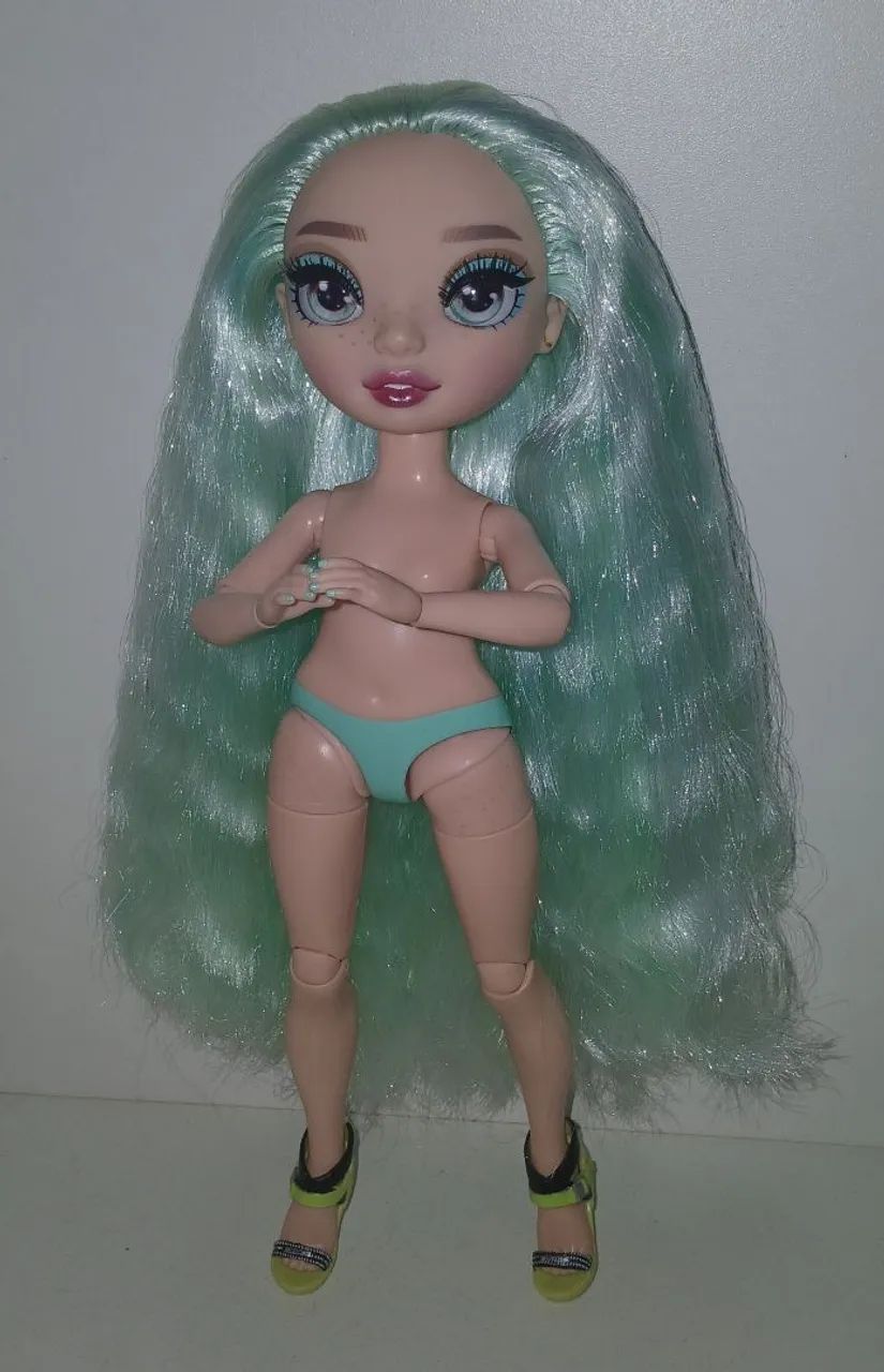 BONECA RAINBOW HIGH DAPHNE MINTON VERDE MENTA COM SAPATOS JADE HUNTER