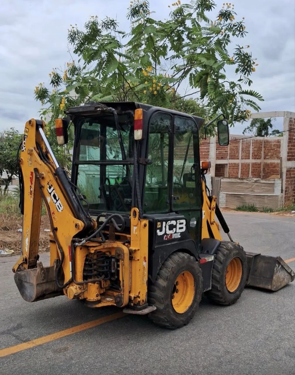Mini Retroescavadeira JCB 1CX ano 2014 com 7.900 horas, ar condicionado, em MG - Foto 5