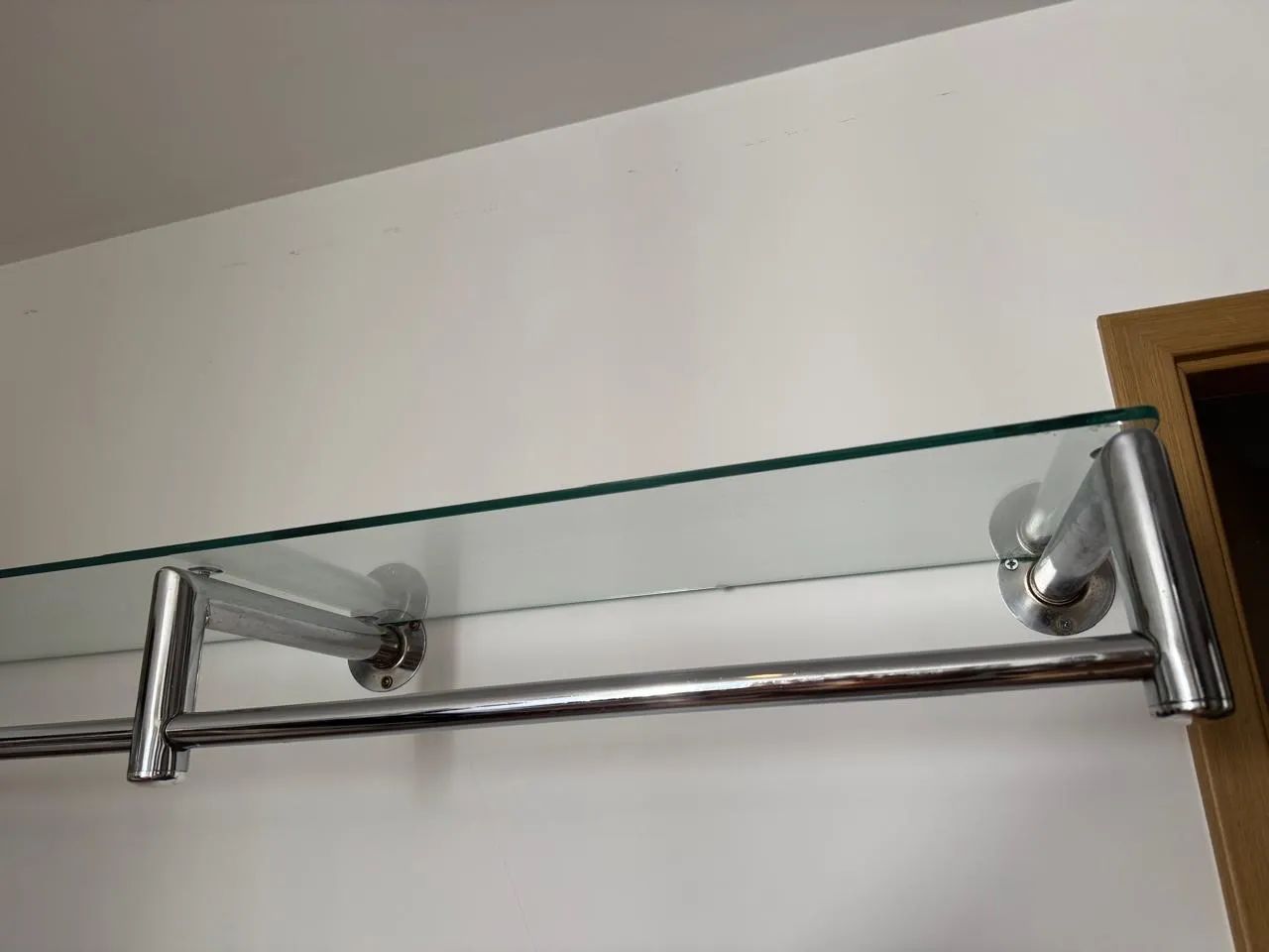 Arara de parede para roupas cromada - Foto 4