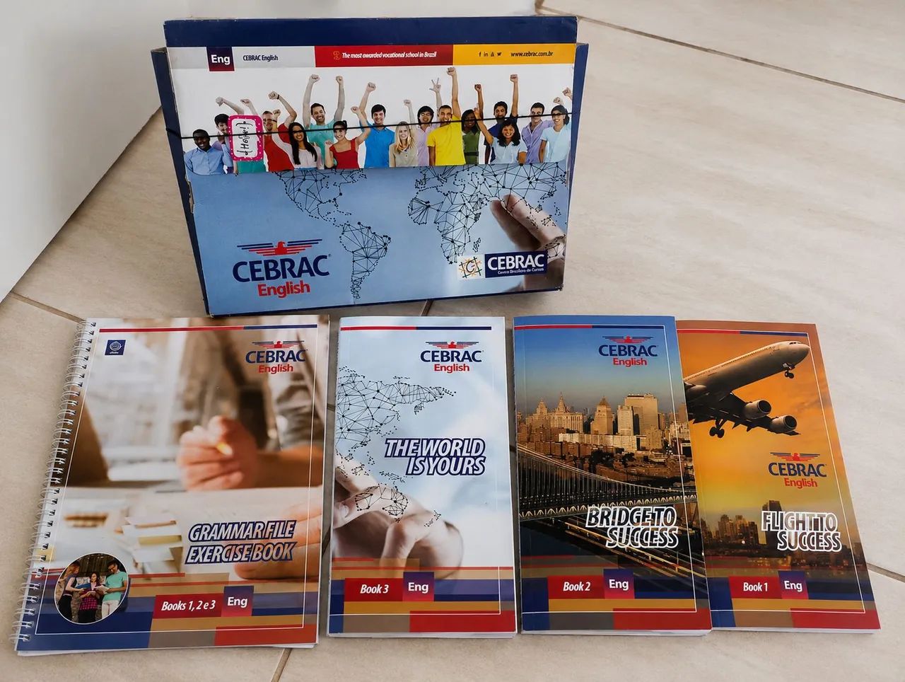 um conjunto bem completo de material CEBRAC English