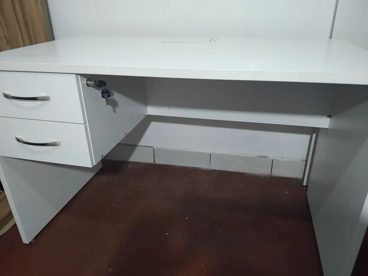 Mesa de escritorio branca ,e gaveta com chave - Foto 2