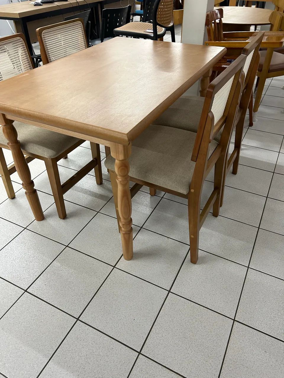 Mesa com 4 cadeiras NOVA  - Foto 2