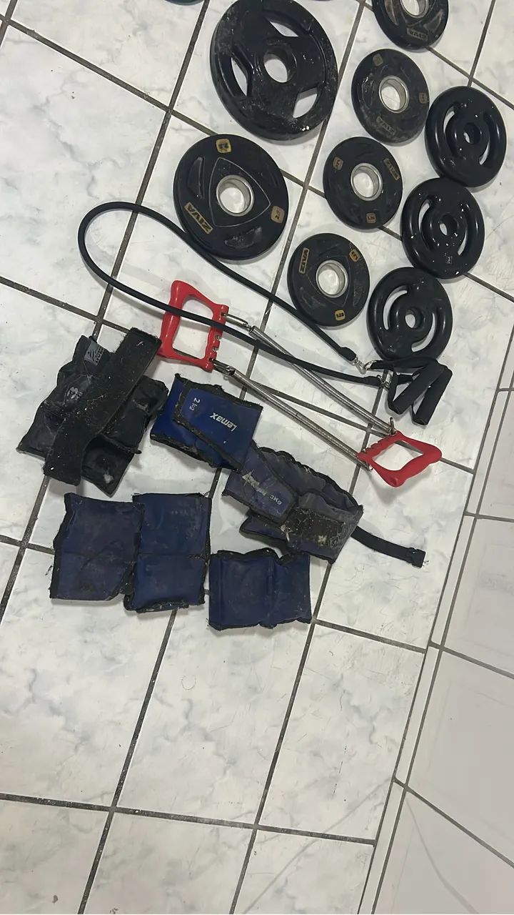 Anilhas de 5 e 3 kg mais tornozeleiras  - Foto 2