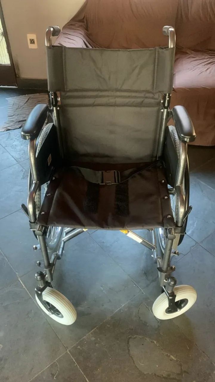 Cadeira de Rodas nova usada somente uma vez  - Foto 5