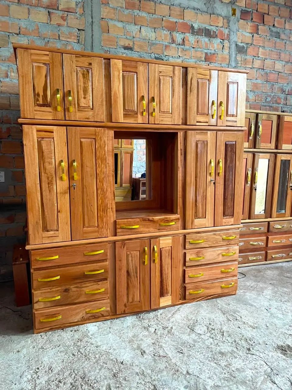 Guarda-roupas em madeira