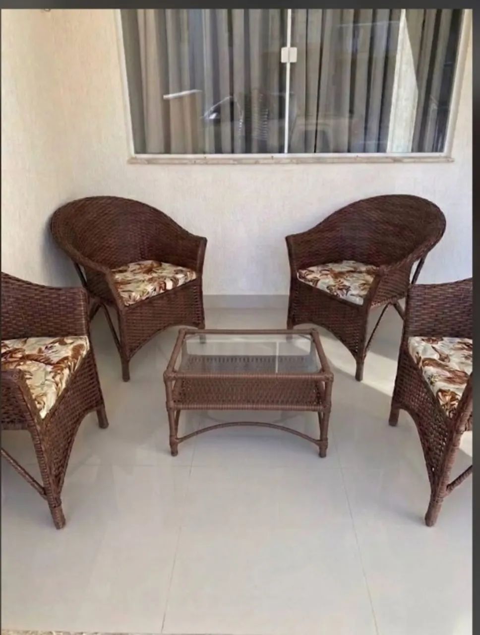Conjunto de 4 Poltronas em Fibra Sintética + Mesa com Vidro