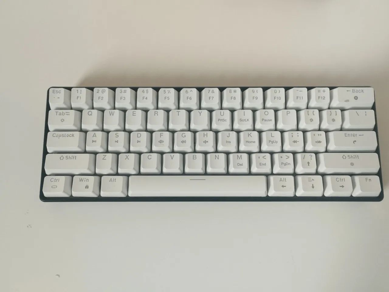 Teclados atlas 60% force one branco led de várias cores 