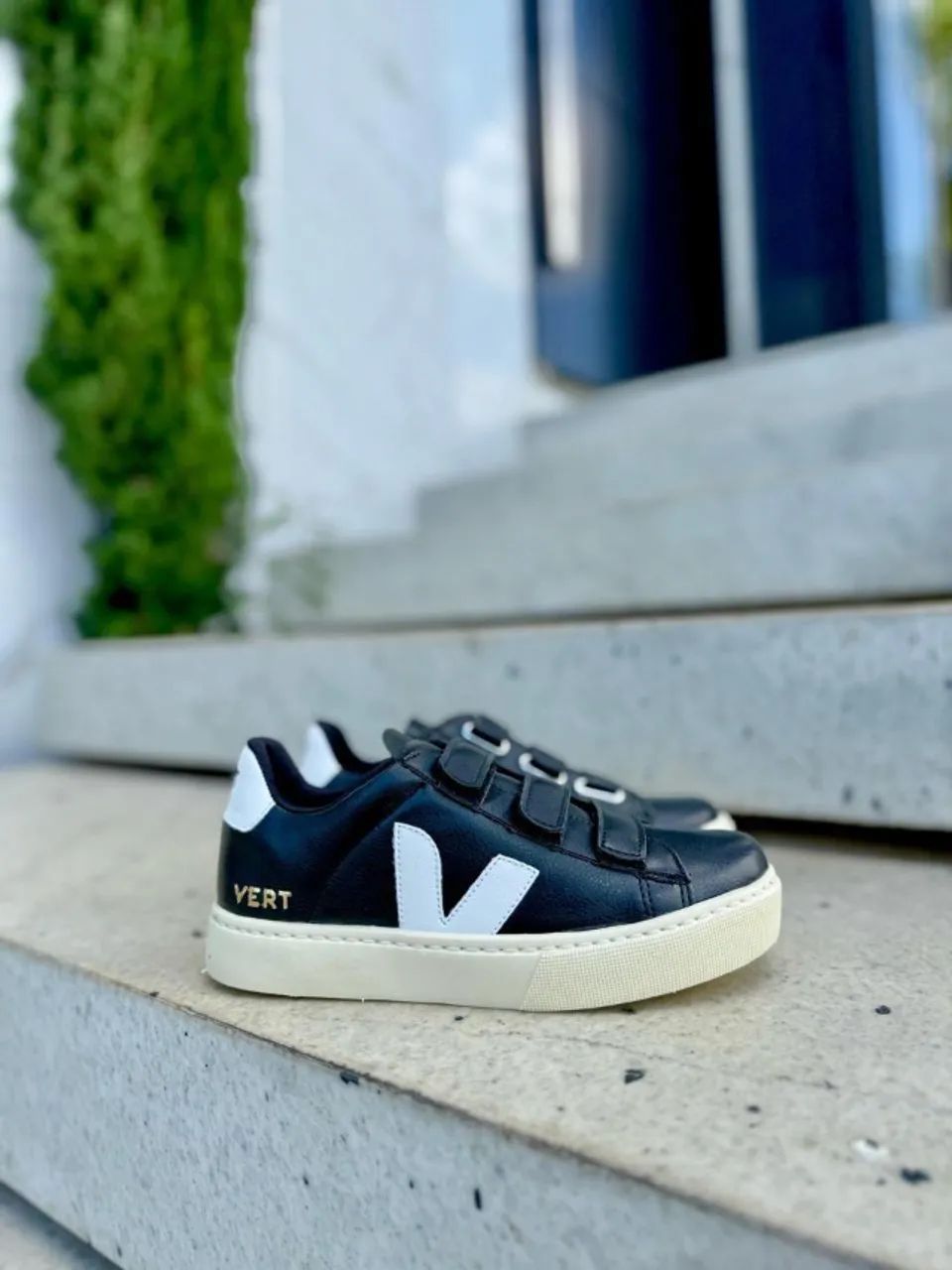 Tênis vert velcro Preto Branco - Foto 2