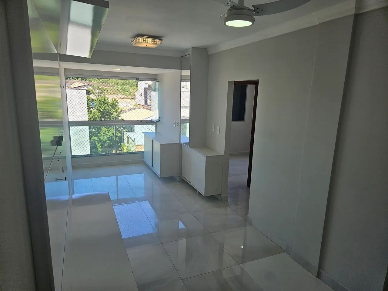 Aluga-se excelente apartamento de 2 quartos semimobiliado