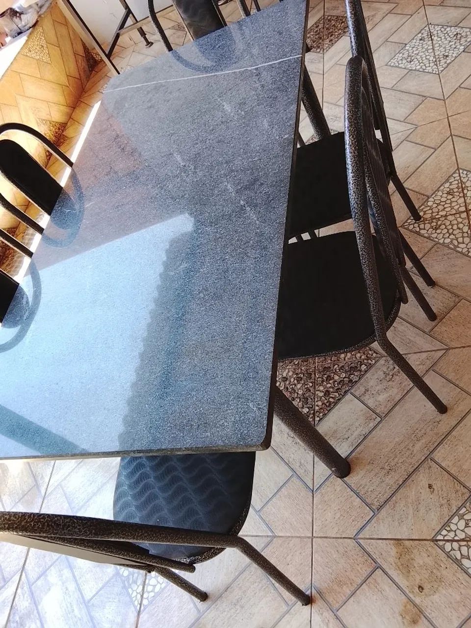 Vendo um jogo de mesa de mármore com seis cadeiras  - Foto 4