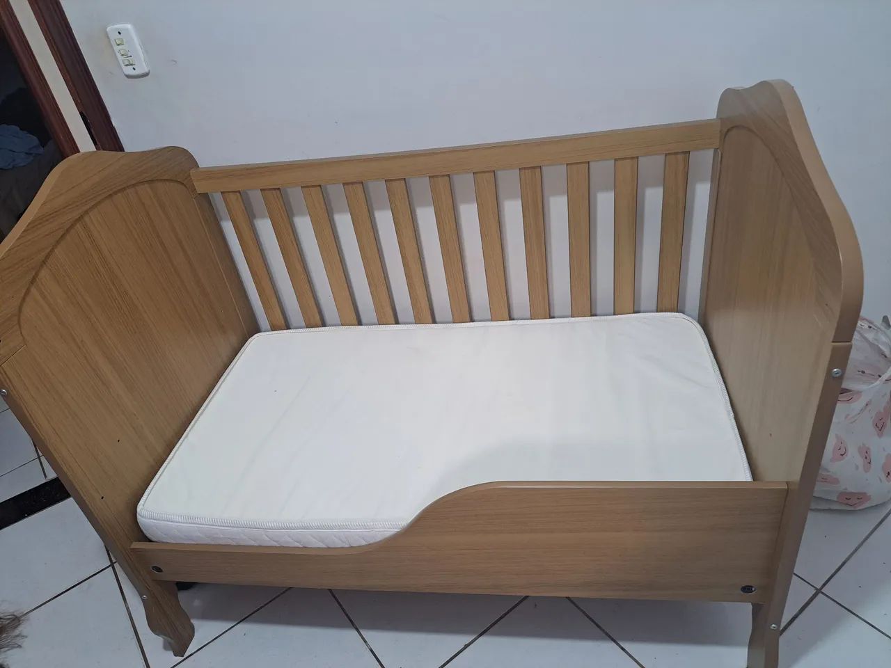 Vendo berço que vira cama com colchão 