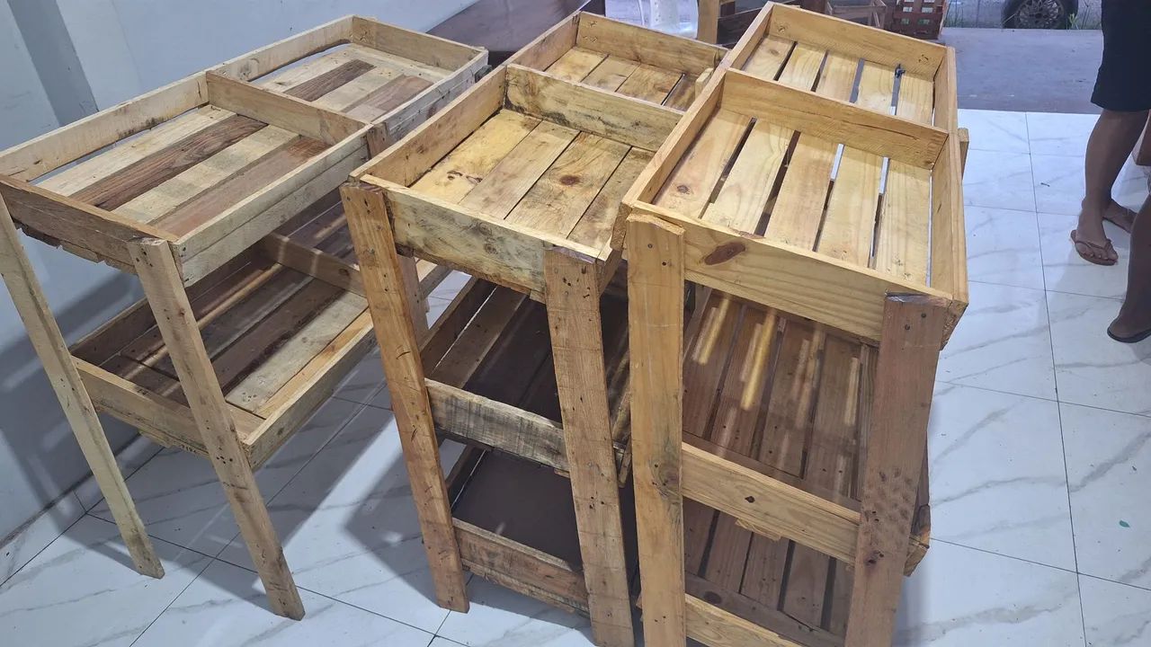 VENDE-SE 01 bancada grande e 04 para frutaria 