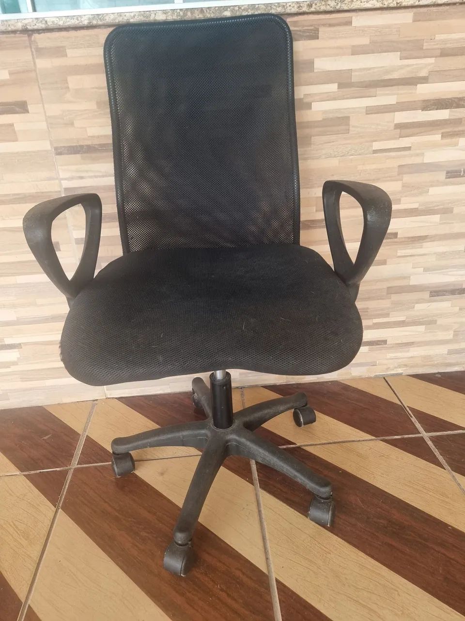 Vendo Cadeira Escritório com Rodinhas Excelente  - Foto 2