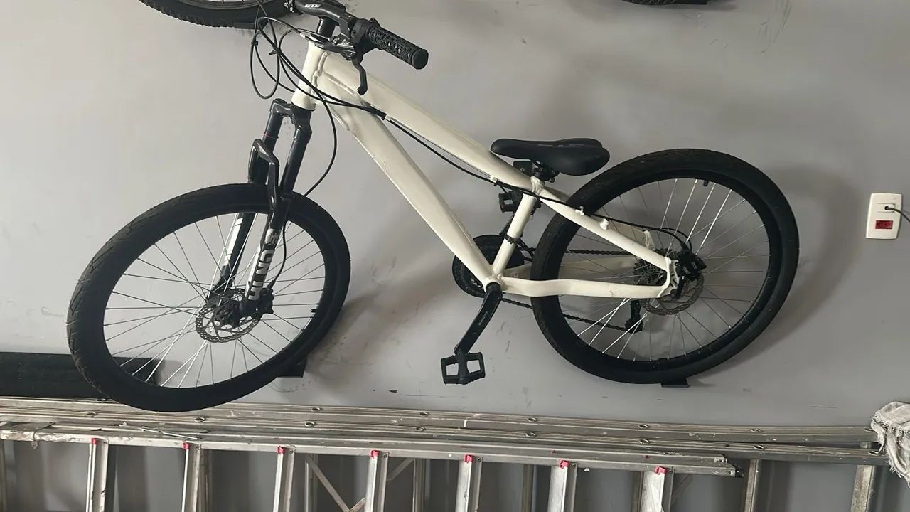Bicicleta seminova aro 26, com freio hidráulico.