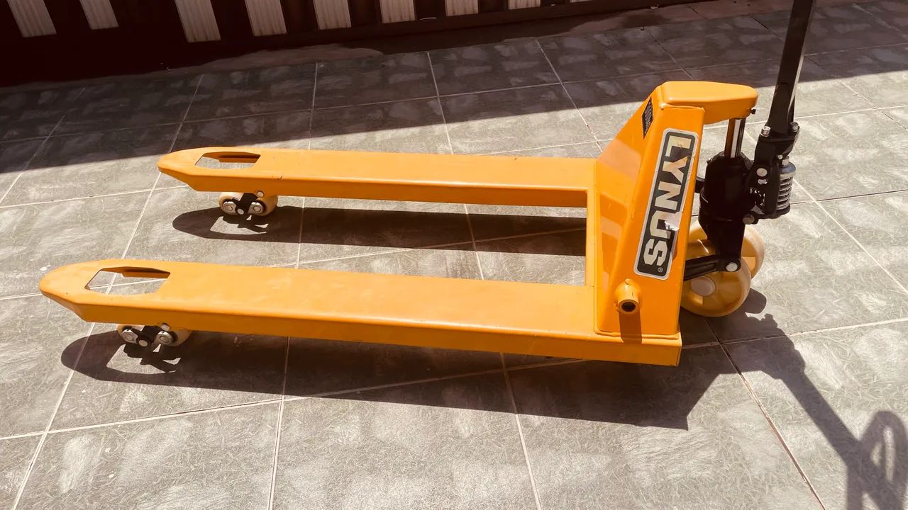 Paleteira Hidráulica 3000kg com Nota Fiscal - Semi Nova - Foto 2