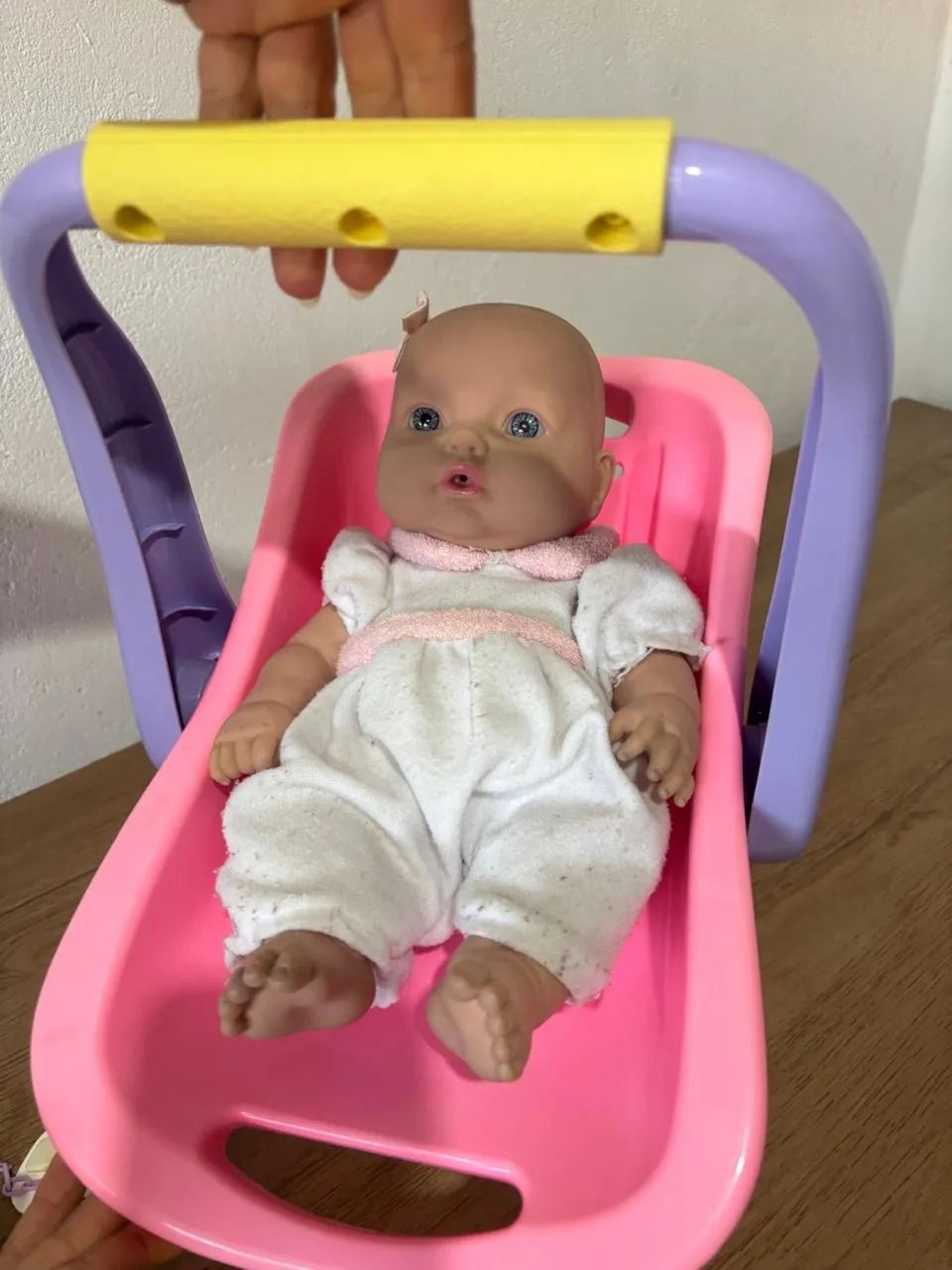 Boneca com Cadeira Bebê  Conforto impecável. - Foto 2