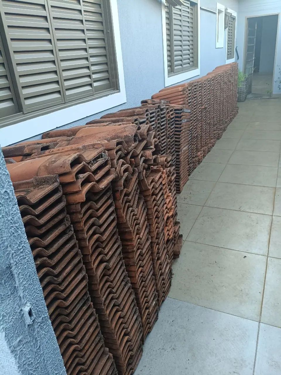 Selling 900 Roman Tiles, used in good condition; selling in full or in part.