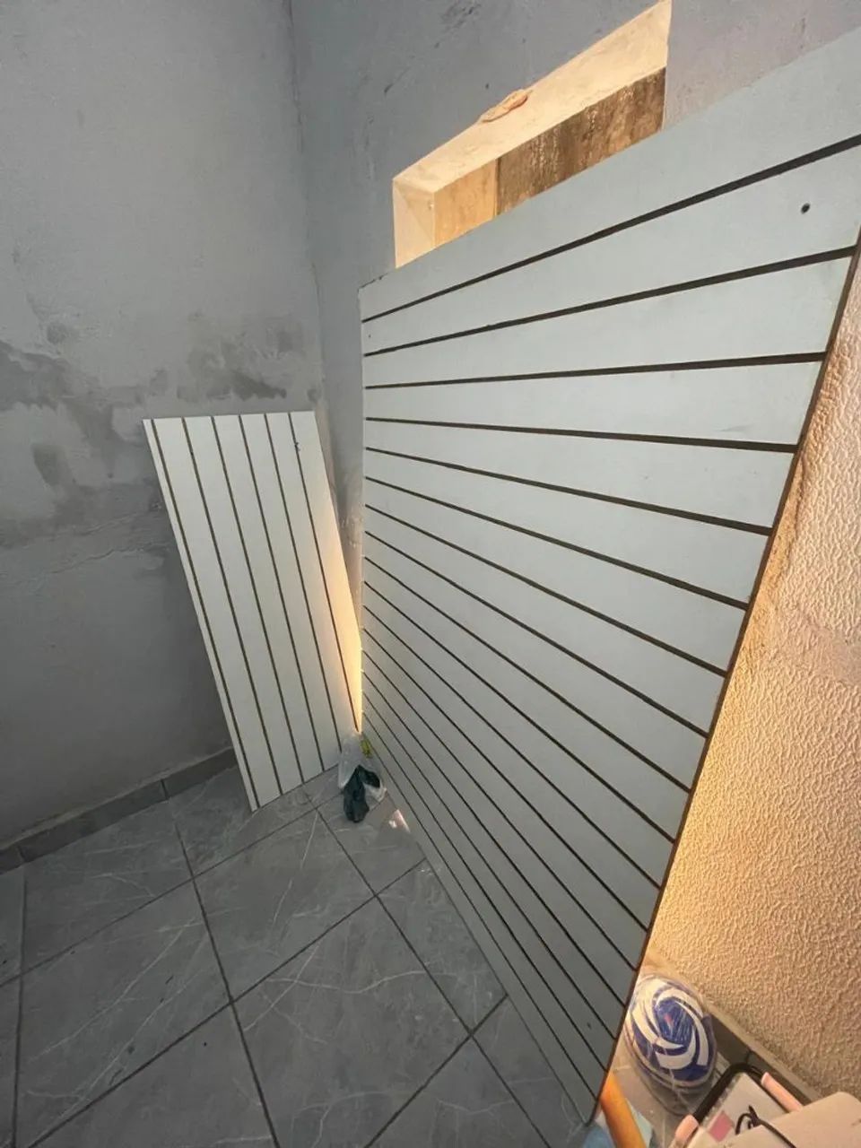Painel canelado  + ganchos de brindes