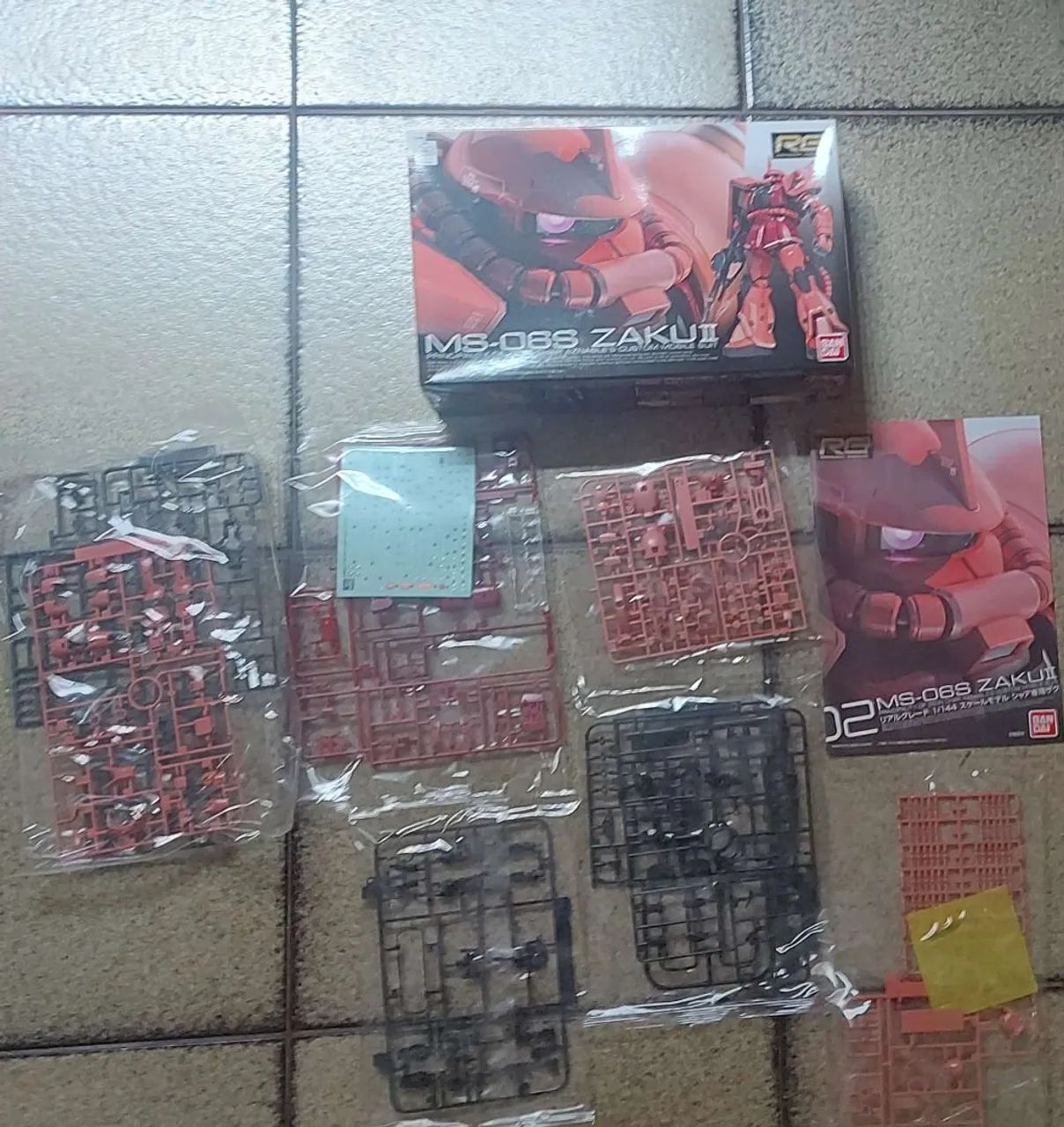 Real Grade Char's ZAKU II Model Kit - Foto 2
